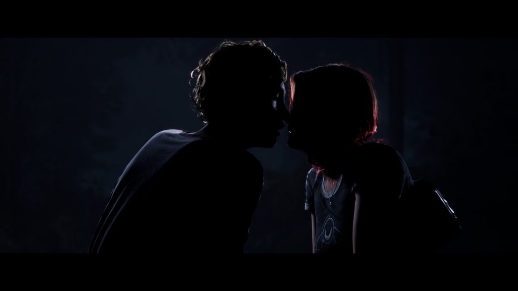 Abigail und Nick küssen sich